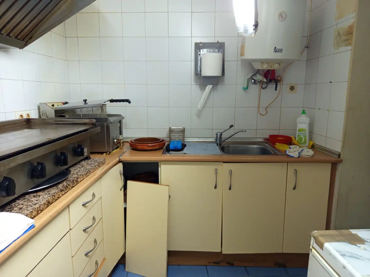 Cuina de Local en venda en Villatobas amb Aire condicionat, Moblat i Alarma