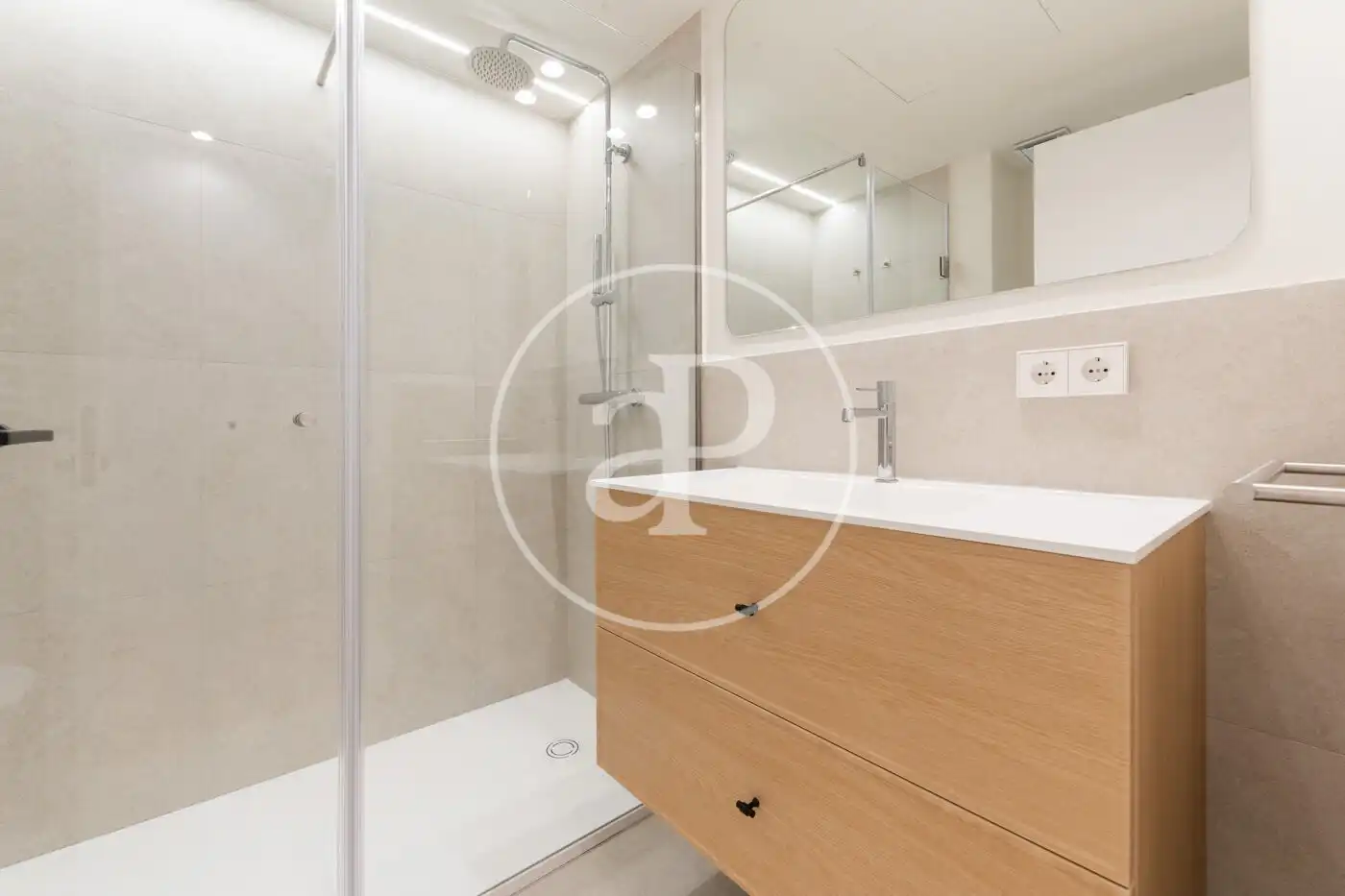 Badezimmer von Wohnung zur Miete in Madrid mit Klimaanlage, Heizung und Privatgarten