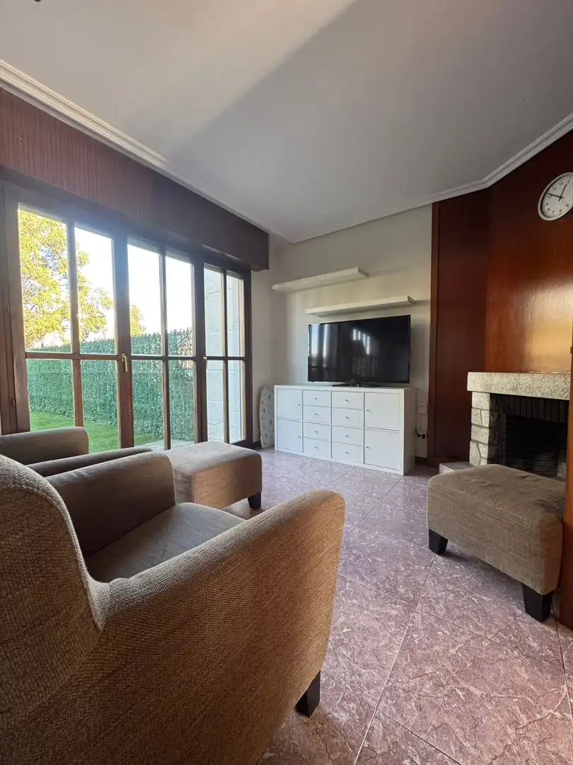 Sala d'estar de Casa adosada en venda en Polanco amb Calefacció, Jardí privat i Parquet
