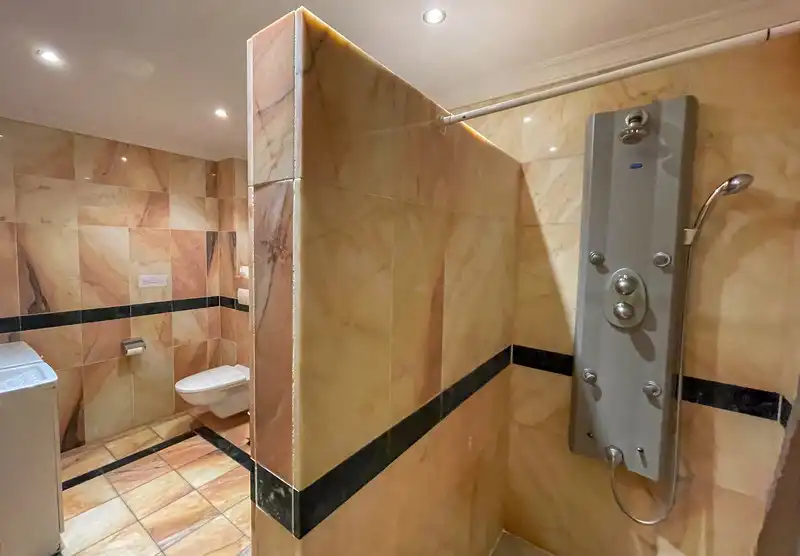 Bany de Casa o xalet de lloguer en Marbella amb Aire condicionat, Jardí privat i Terrassa