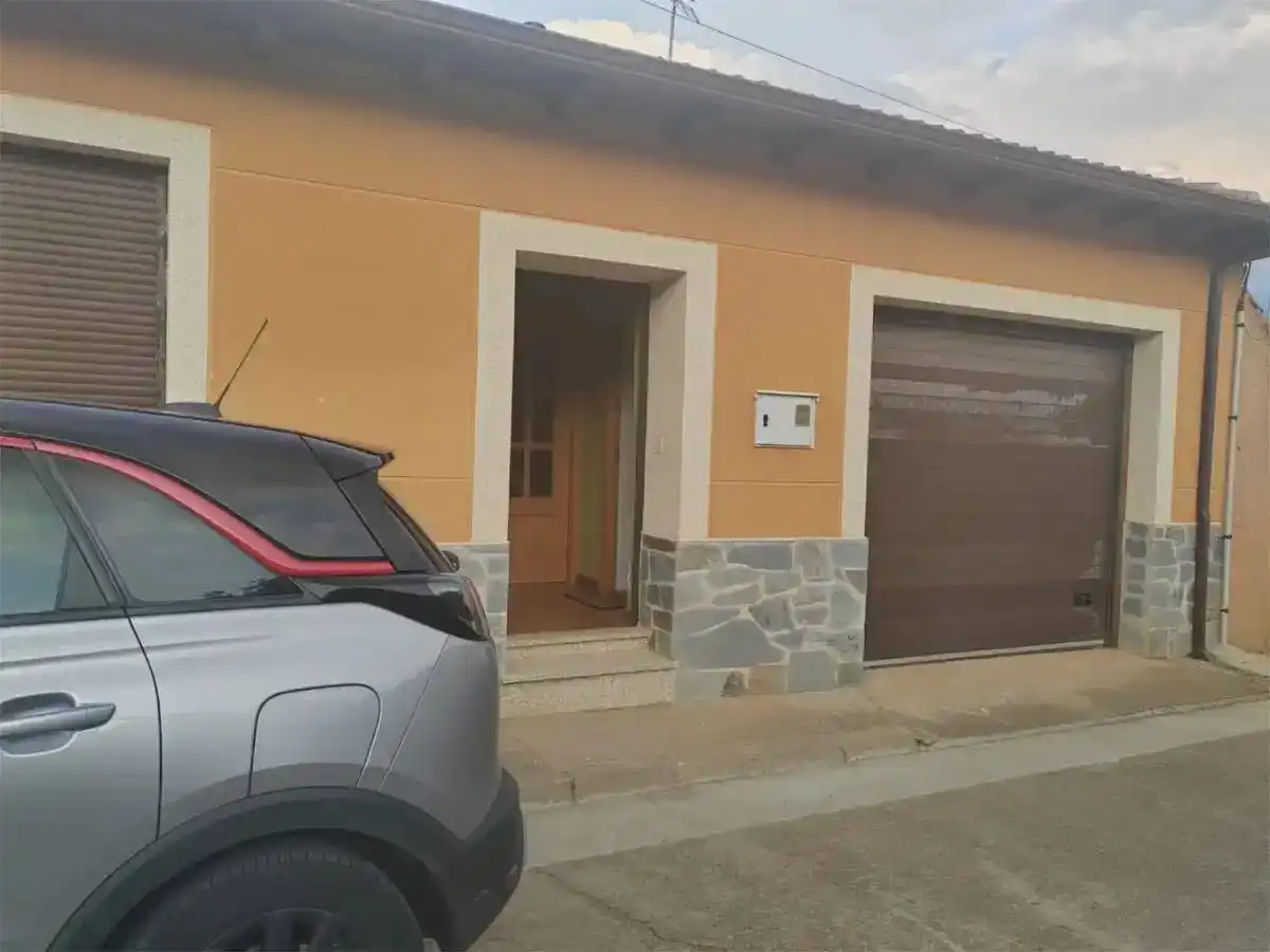 Vista exterior de Pis en venda en Santa Elena de Jamuz amb Jardí privat, Traster i Piscina
