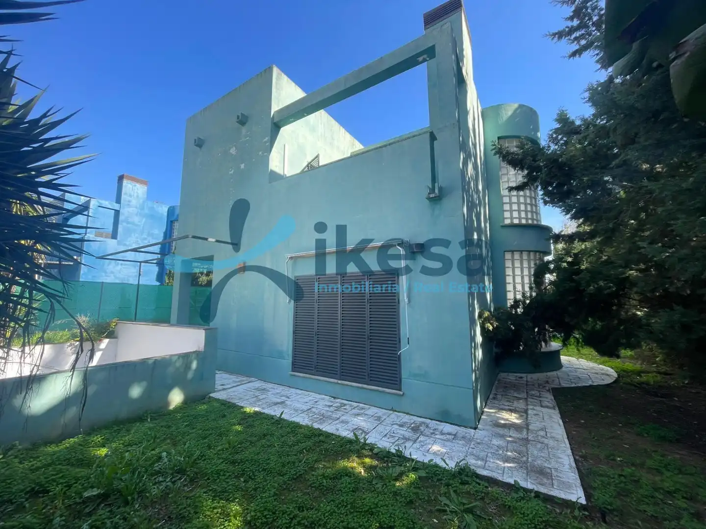 Vista exterior de Casa o xalet en venda en Espartinas amb Jardí privat, Piscina i Piscina comunitària