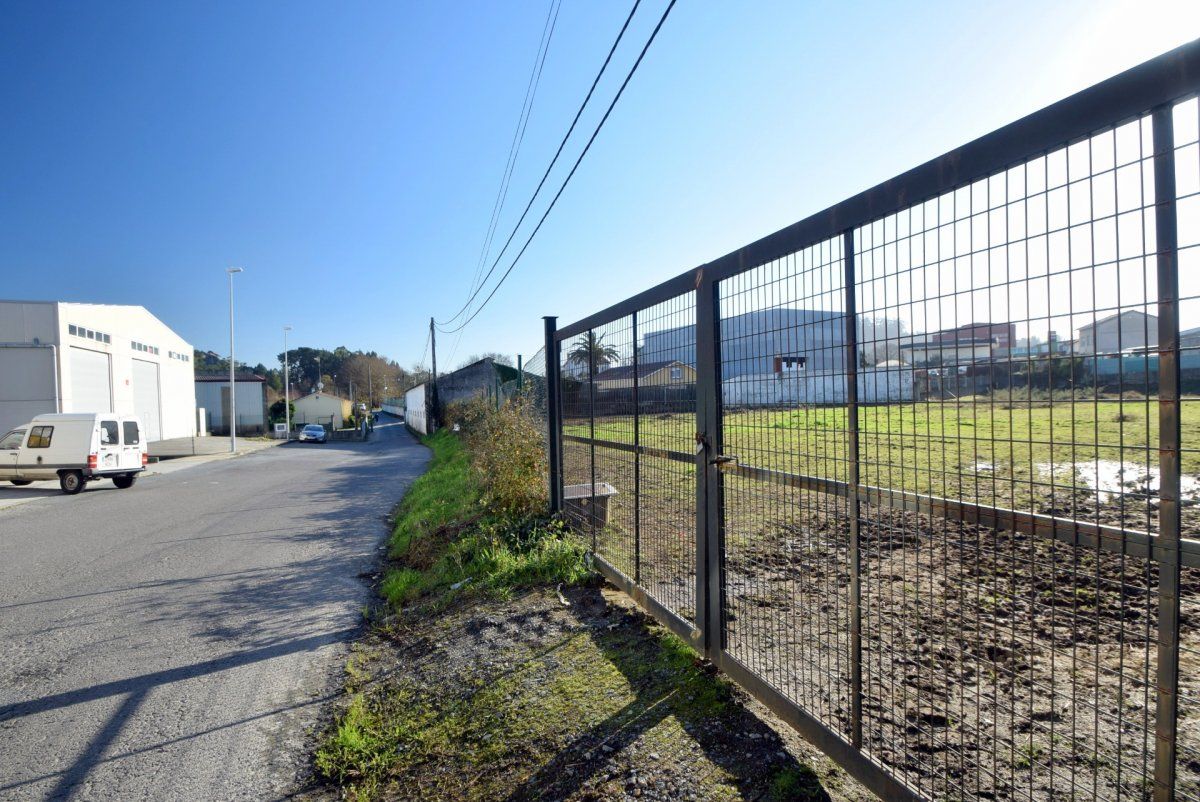 Industrial land for sale in Cambre 