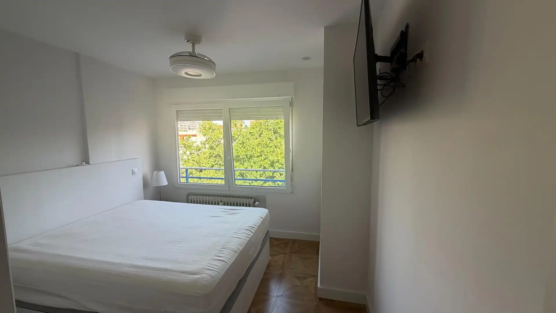 Schlafzimmer von Wohnung zur Miete in Madrid mit Klimaanlage, Heizung und Möbliert