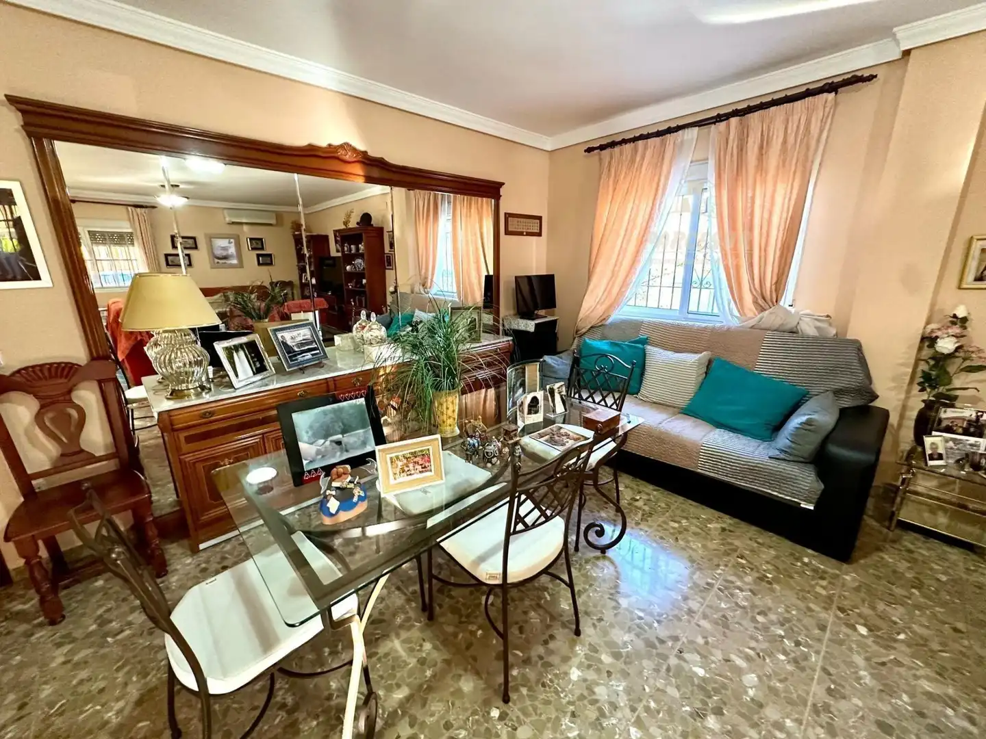 Sala d'estar de Casa o xalet en venda en Córdoba amb Aire condicionat, Calefacció i Jardí privat