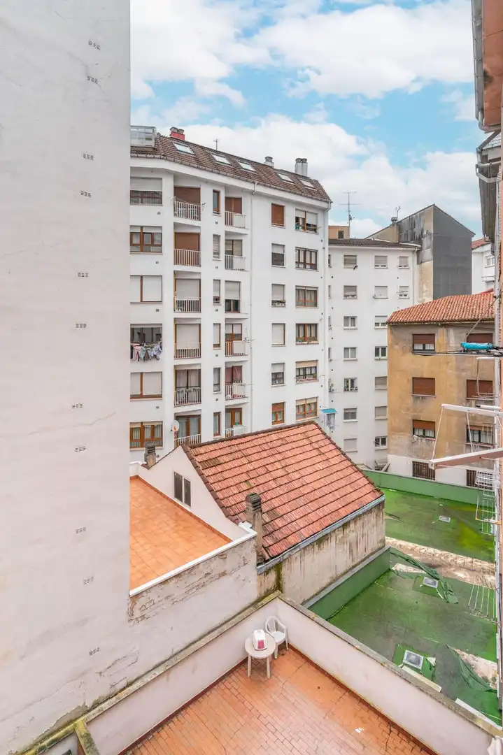 Terrassa de Pis en venda en Oviedo  amb Parquet, Moblat i Jacuzzi