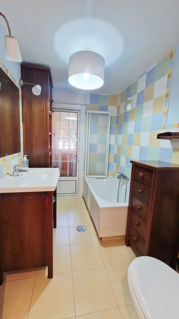 Baño de Piso de alquiler en Torrelavega  con Calefacción, Amueblado y Balcón