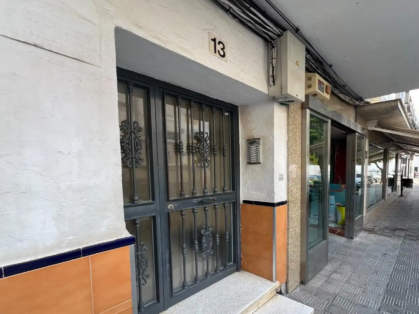 Vista exterior de Pis en venda en Dos Hermanas