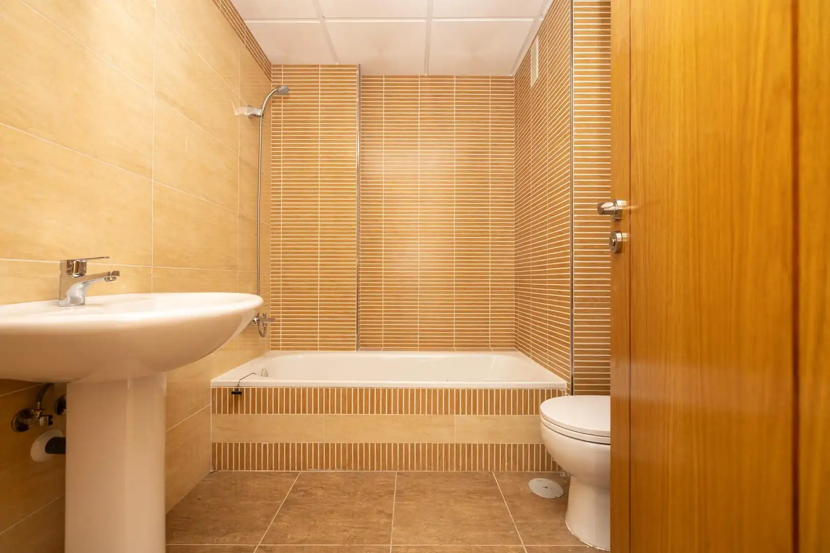 Baño de Piso en venta en Roquetas de Mar con Calefacción, Terraza y Balcón