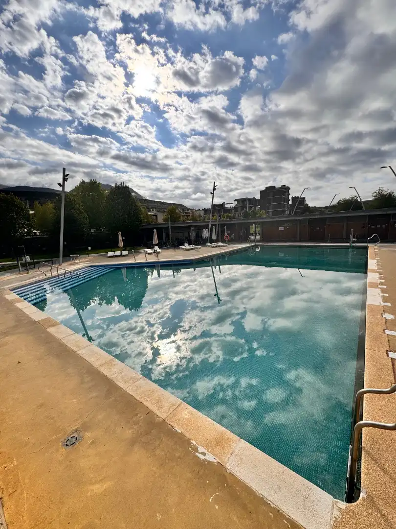 Piscina de Piso en venta en Sabiñánigo con Calefacción, Terraza y Trastero