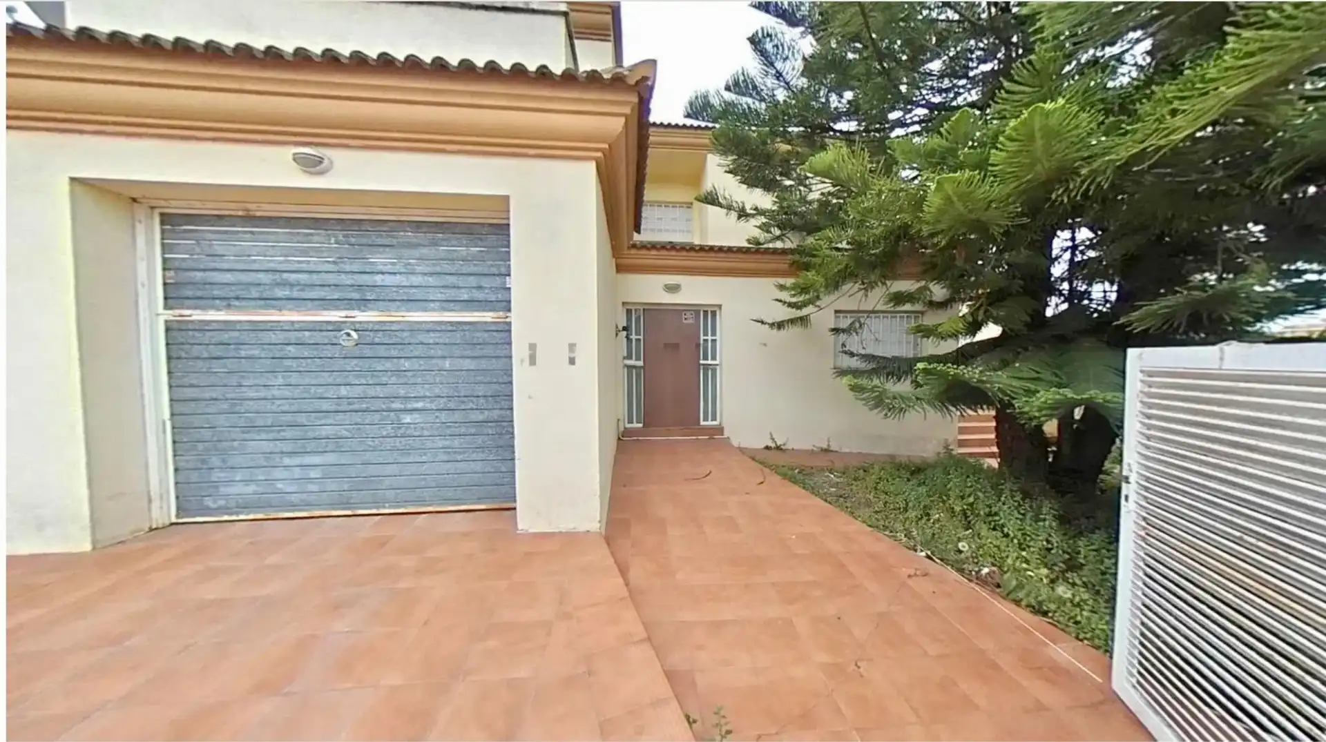 Vista exterior de Casa o xalet en venda en El Vendrell amb Jardí privat, Terrassa i Piscina