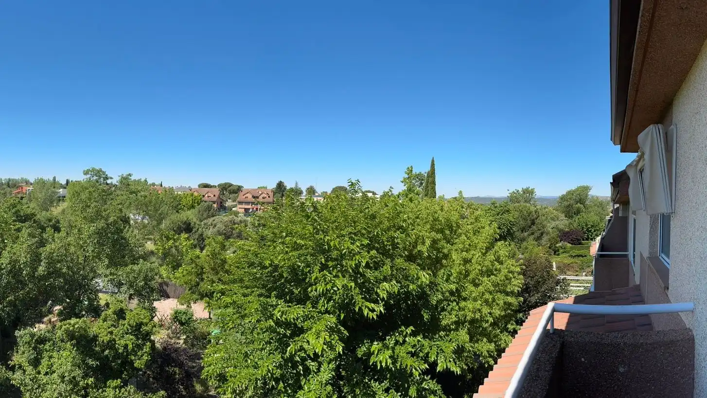 Vista exterior de Casa adosada en venda en Las Rozas de Madrid amb Calefacció, Jardí privat i Parquet