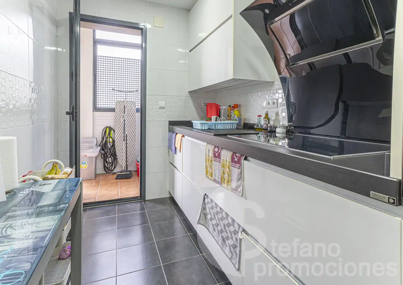 Kitchen of Ground floor for sale in Málaga  with Air Conditioner, Private garden and Parquet flooring