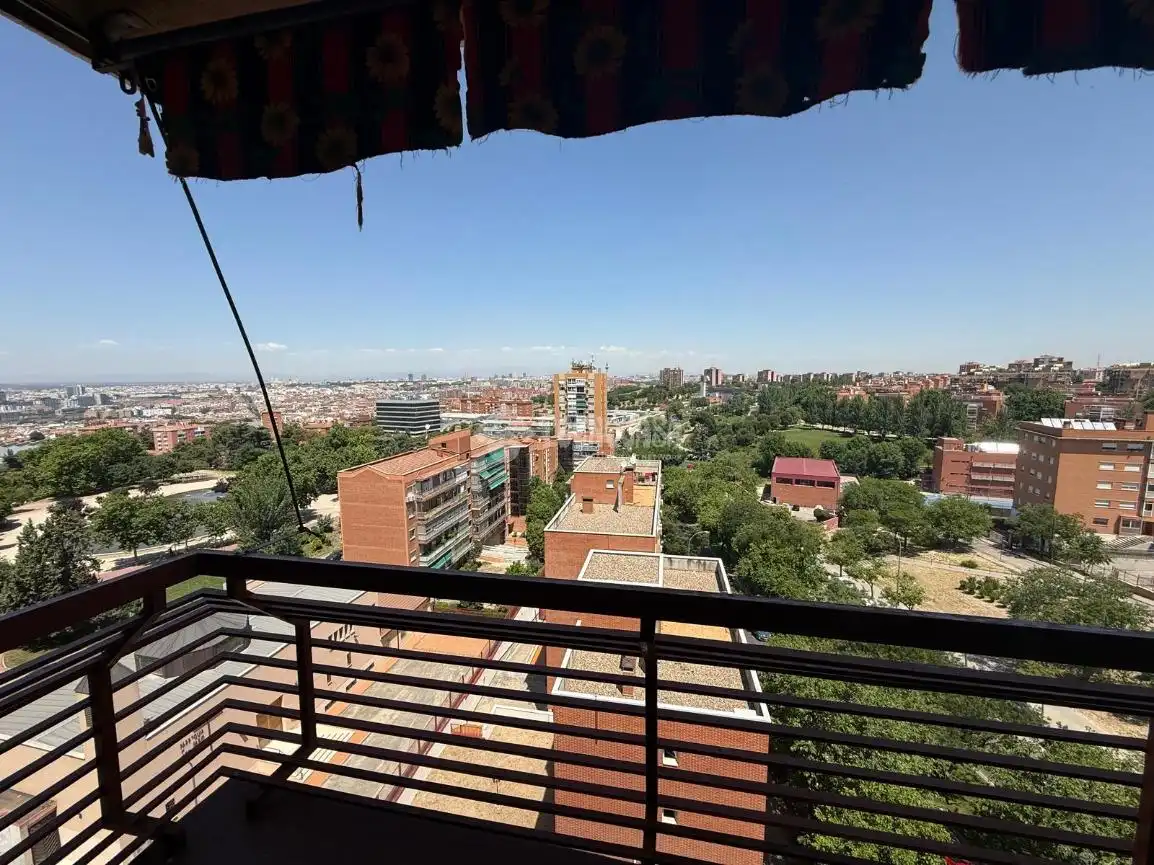 Vista exterior de Pis en venda en Madrid amb Parquet i Terrassa
