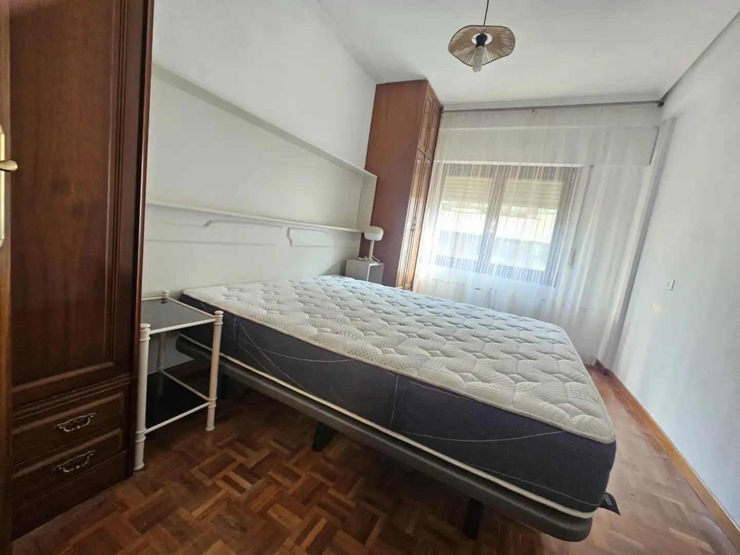 Dormitori de Apartament de lloguer en Salamanca amb Calefacció, Parquet i Moblat