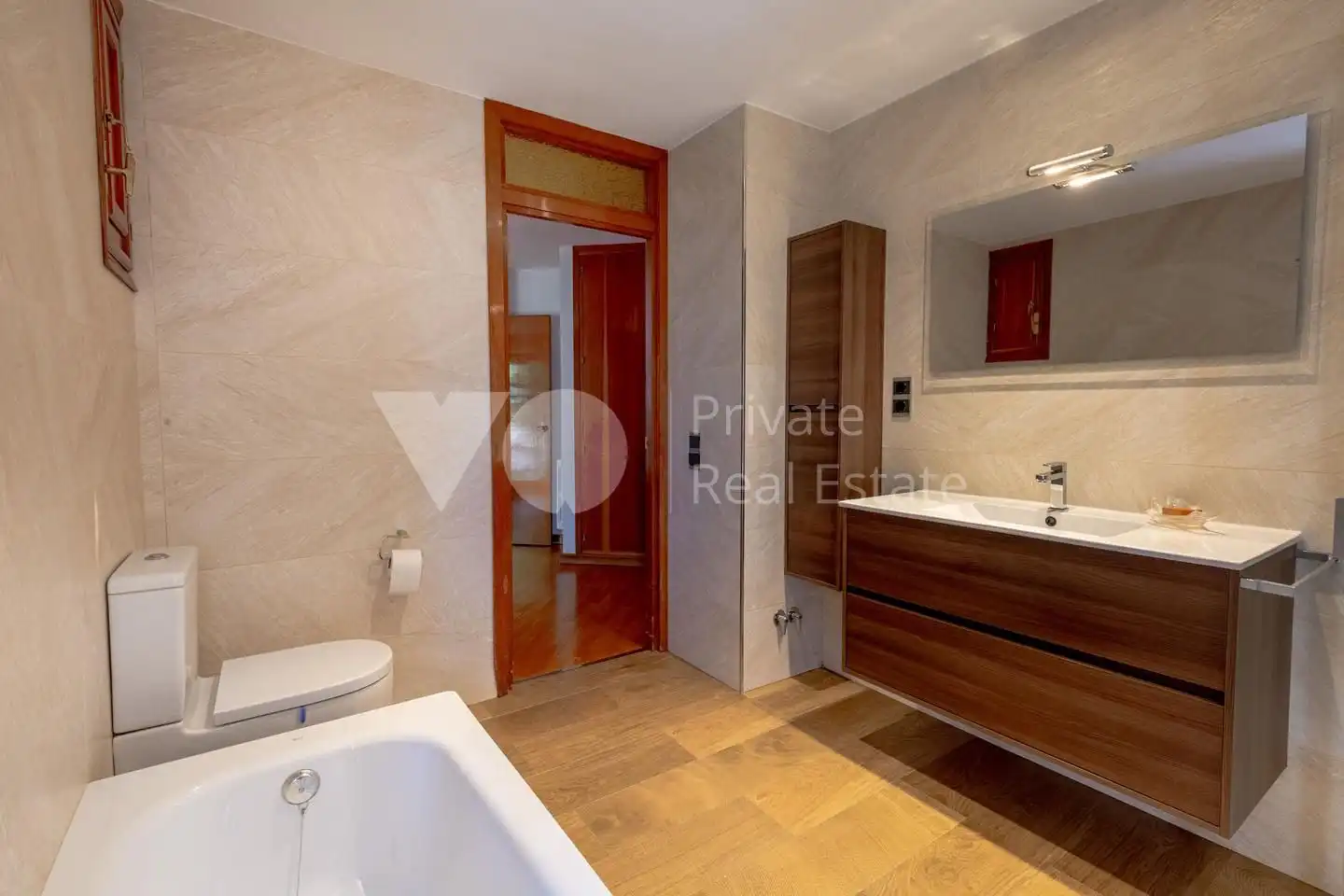 Baño de Casa adosada en venta en Madrid con Aire acondicionado, Calefacción y Jardín privado