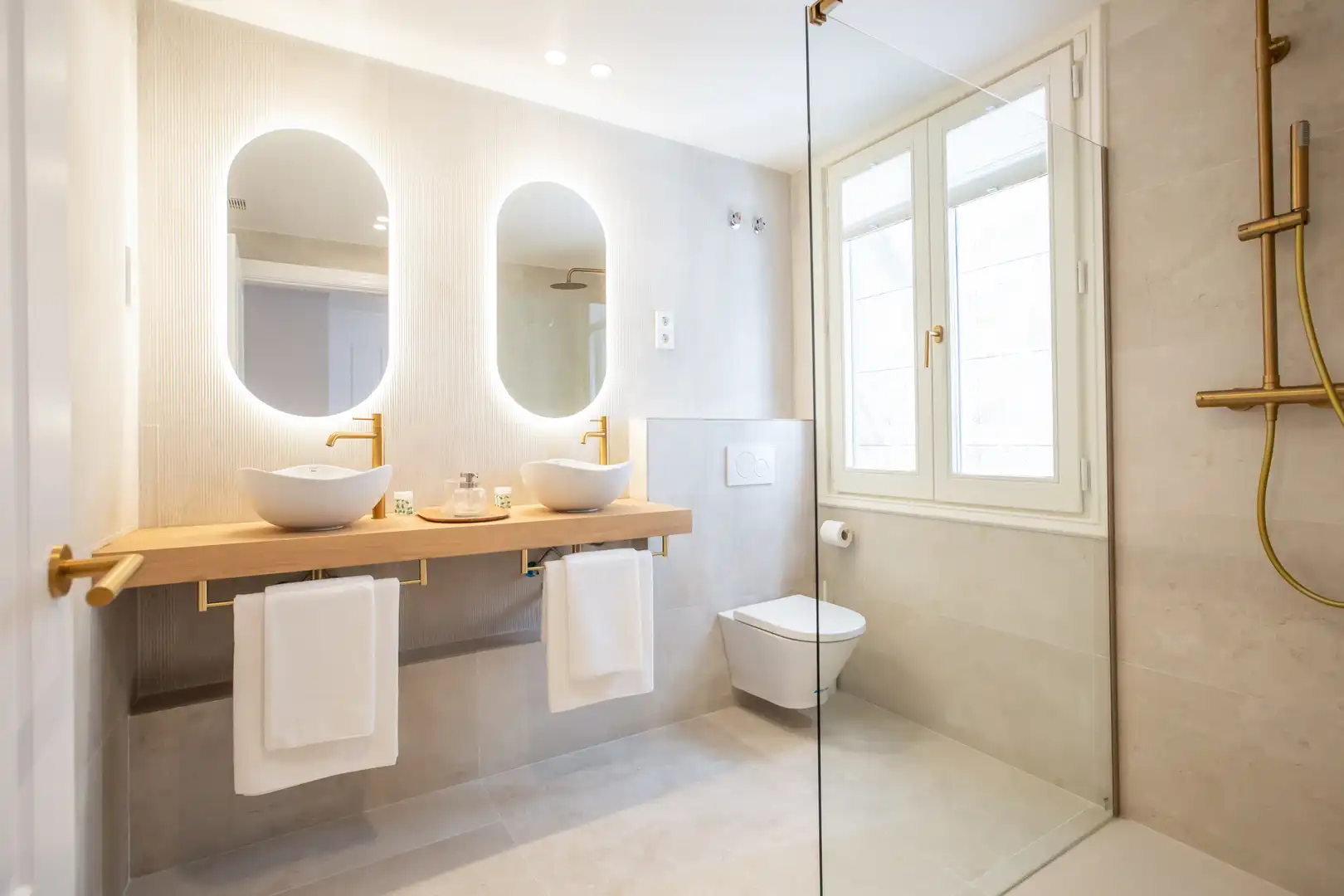 Badezimmer von Dachboden zur Miete in Barcelona mit Klimaanlage, Heizung und Parkett