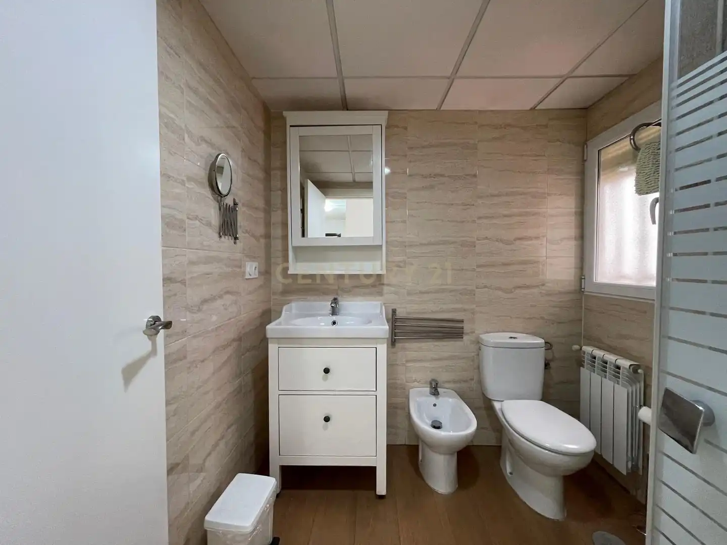 Baño de Piso de alquiler en Granada con Lavadora, Microondas y TV