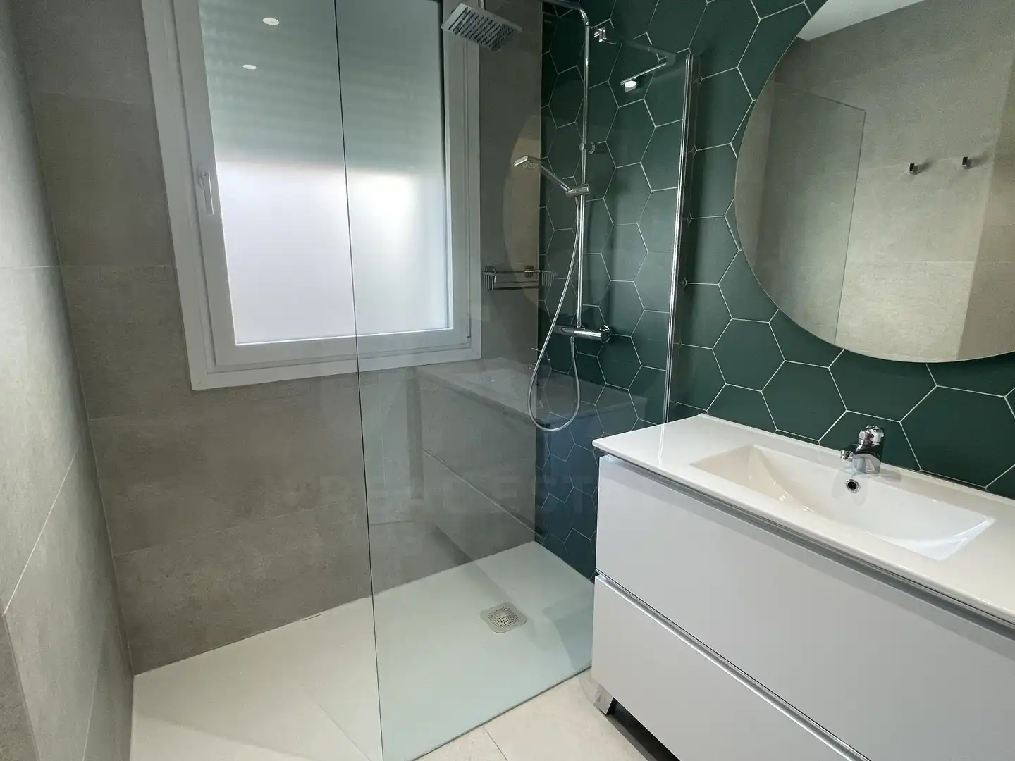 Badezimmer von Wohnung zur Miete in León Capital  mit Klimaanlage und Heizung