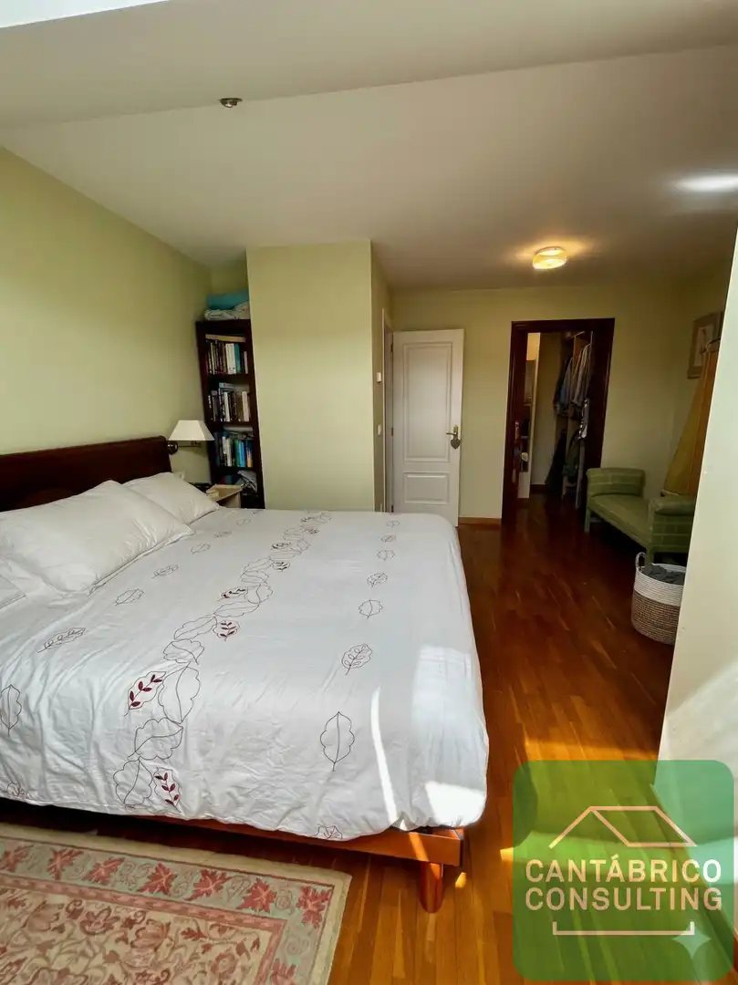 Schlafzimmer von Maisonette zum Verkauf in Navia mit Heizung, Parkett und Möbliert