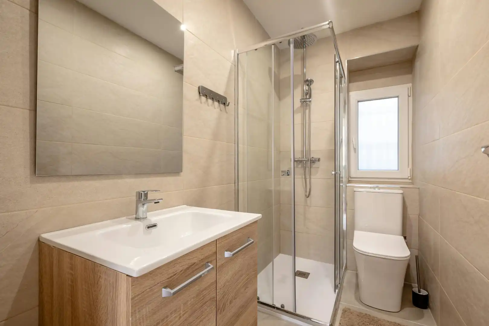 Bathroom of Flat for share in Valencia  with Air Conditioner, Heating and Private garden