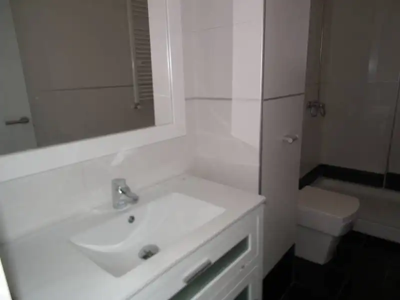 Badezimmer von Wohnungen zur Miete in Valladolid mit Heizung, Parkett und Möbliert