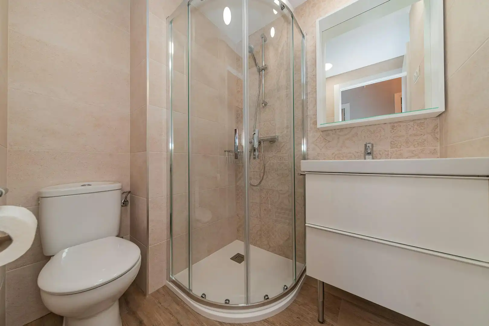 Baño de Piso para compartir en Madrid con Aire acondicionado, Calefacción y Lavadora