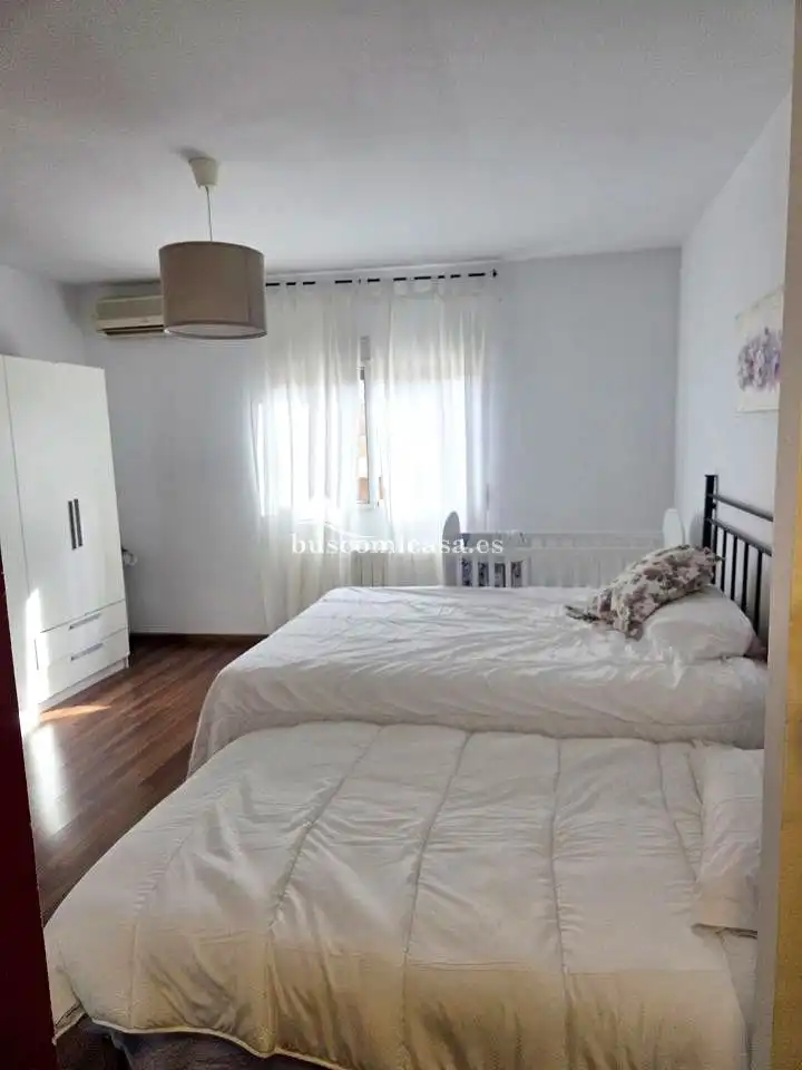 Dormitori de Casa adosada en venda en Jaén amb Aire condicionat, Terrassa i Piscina