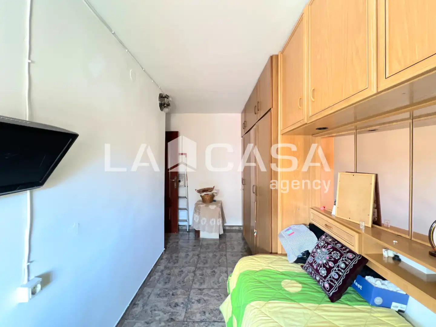 Flat for sale in Badalona  with Air Conditioner and Furnished