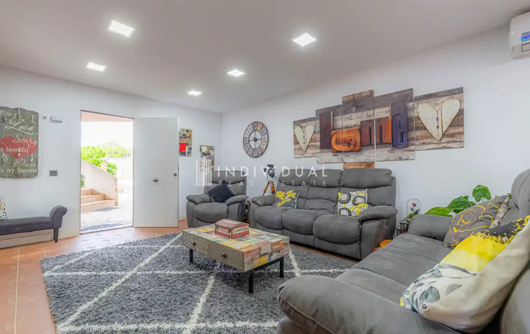 Sala d'estar de Casa o xalet en venda en Santa Eulàlia de Ronçana amb Aire condicionat, Jardí privat i Parquet