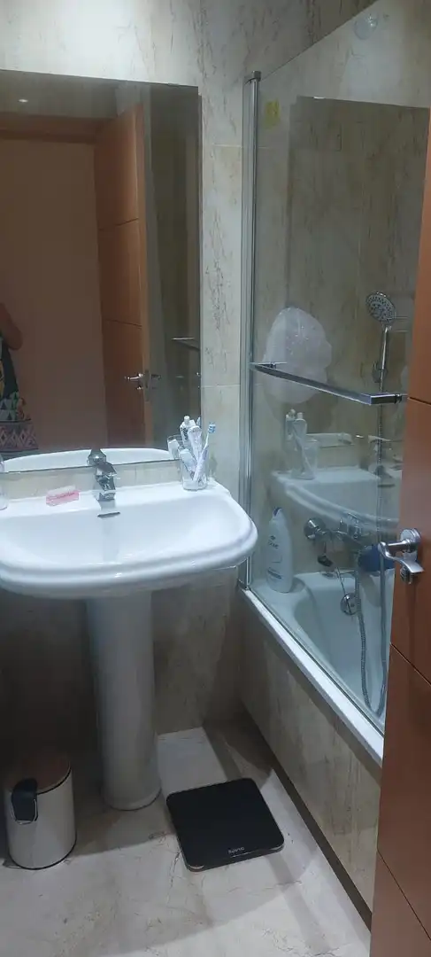 Badezimmer von Wohnung zur Miete in Manilva mit Klimaanlage, Heizung und Privatgarten