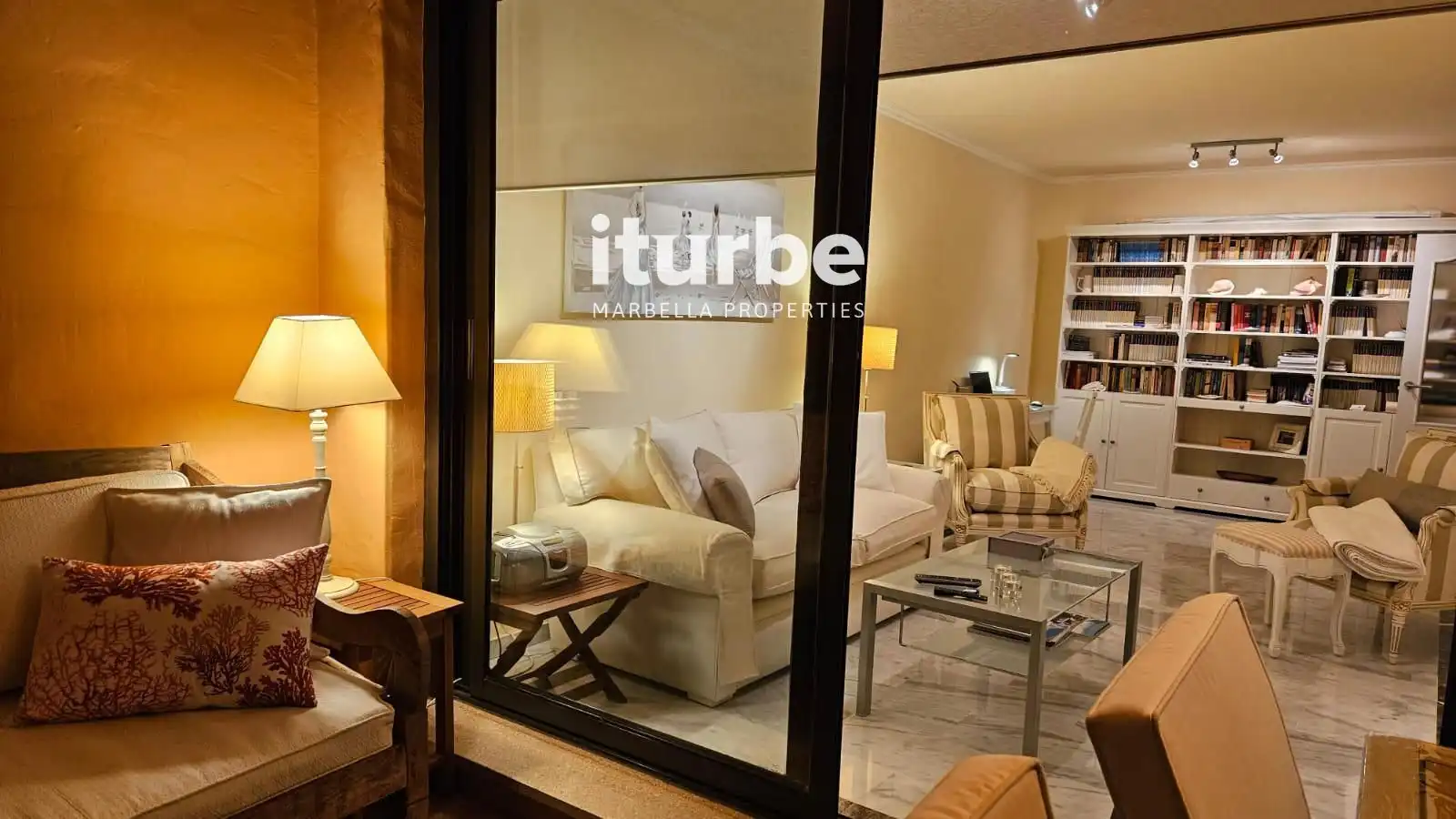 Sala de estar de Piso de alquiler en Marbella con Aire acondicionado, Terraza y Piscina
