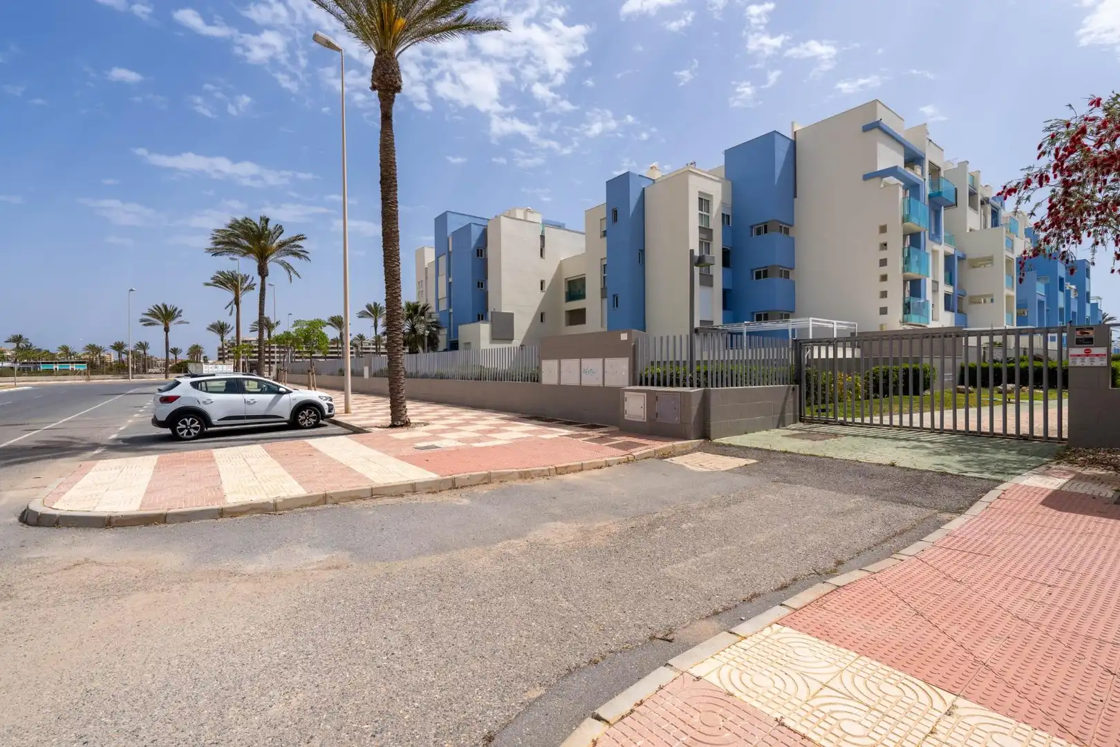 Vista exterior de Apartament en venda en Roquetas de Mar amb Aire condicionat, Calefacció i Jardí privat