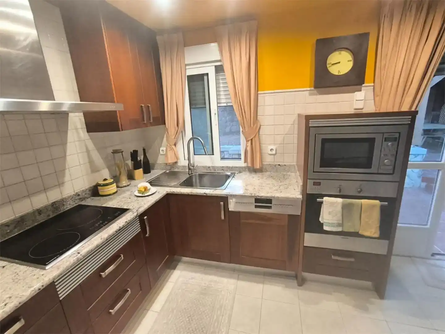 Küche von Wohnung zum Verkauf in Torrelodones mit Klimaanlage, Schwimmbad und Balkon