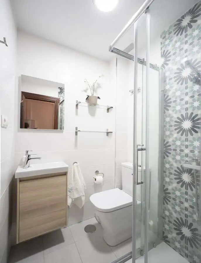 Baño de Piso de alquiler en Granada con Aire acondicionado, Calefacción y Amueblado