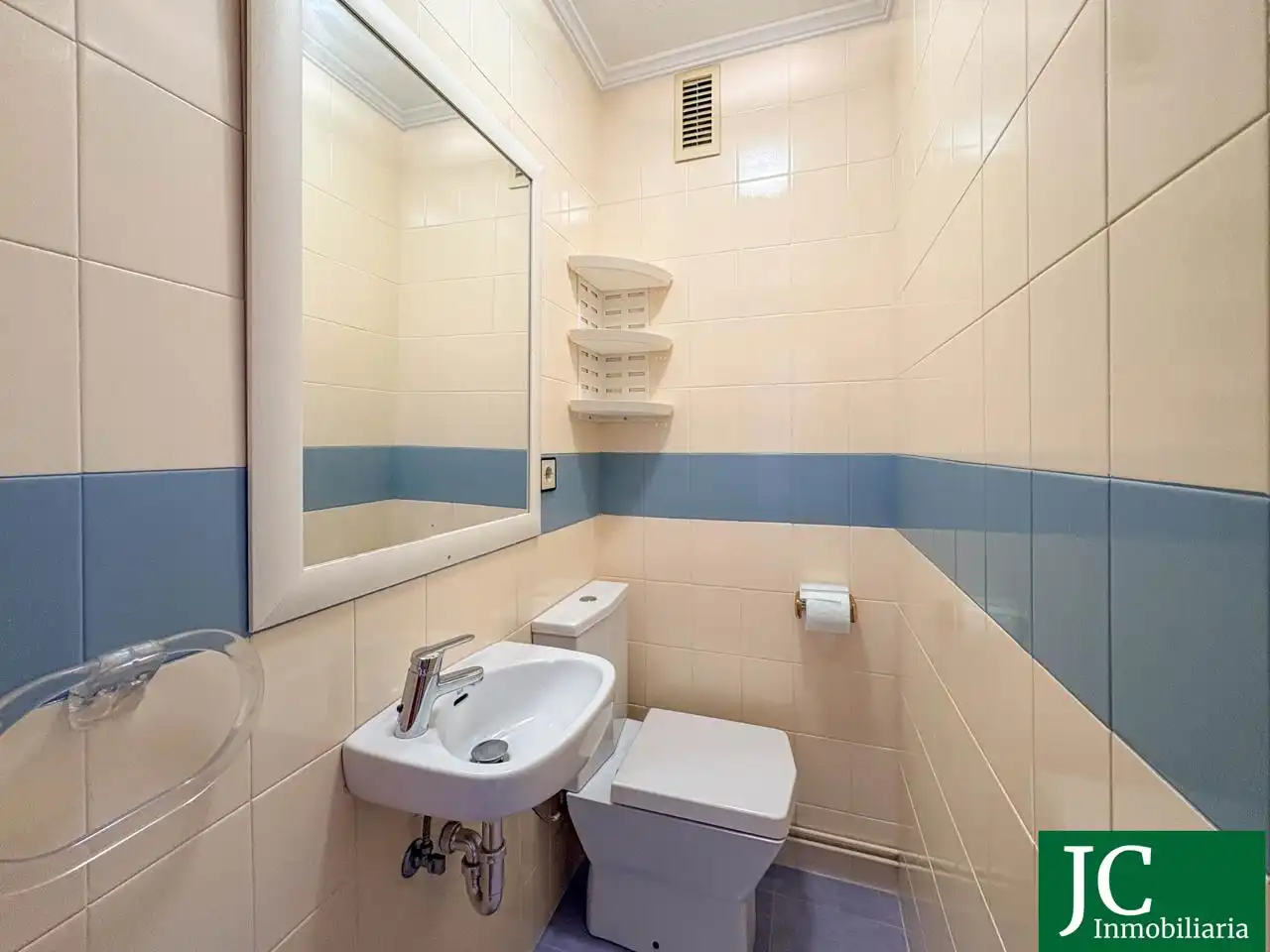 Badezimmer von Maisonette zum Verkauf in Colindres mit Heizung, Parkett und Terrasse