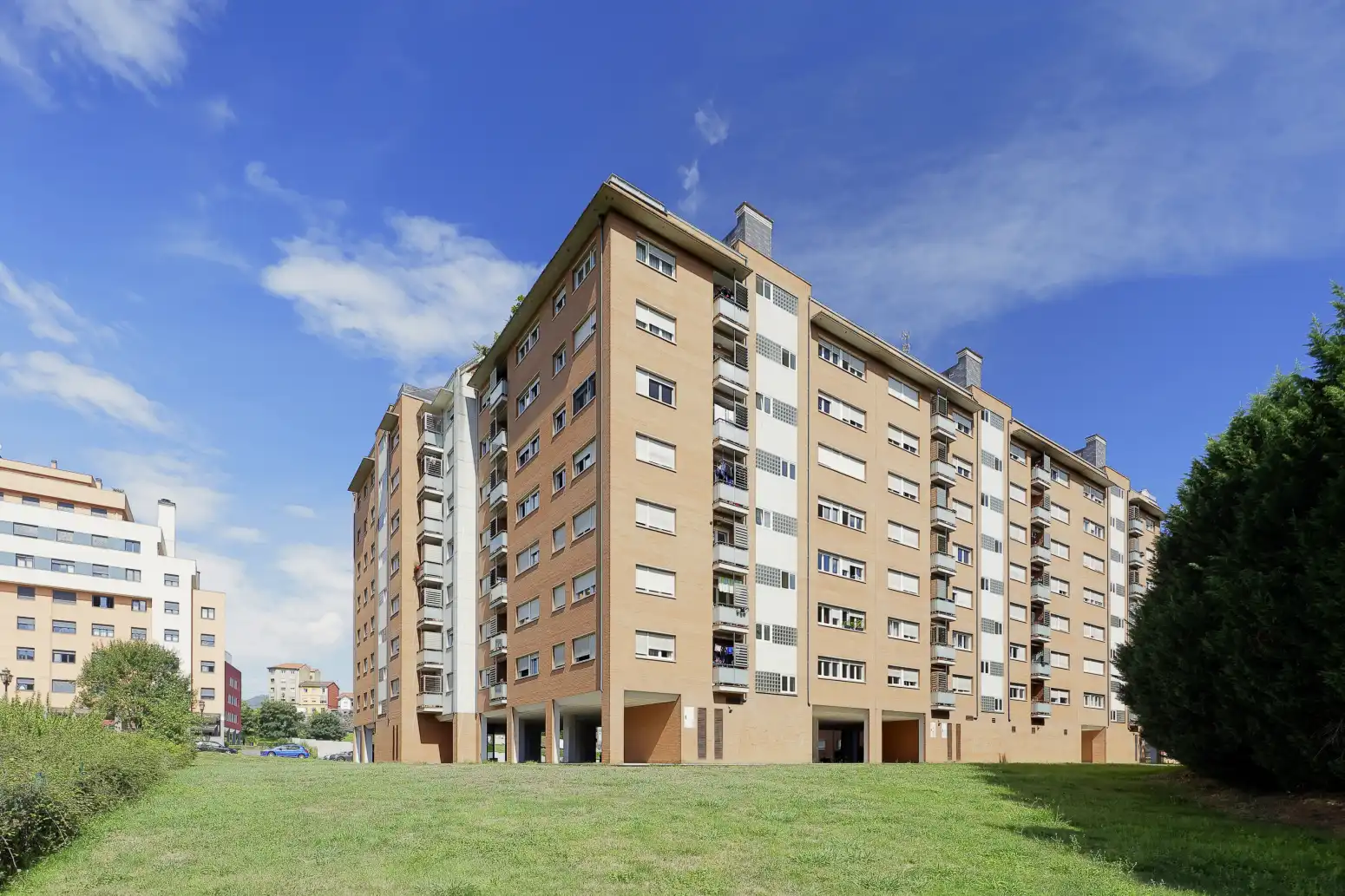 Vista exterior de Pis en venda en Oviedo  amb Calefacció, Parquet i Terrassa