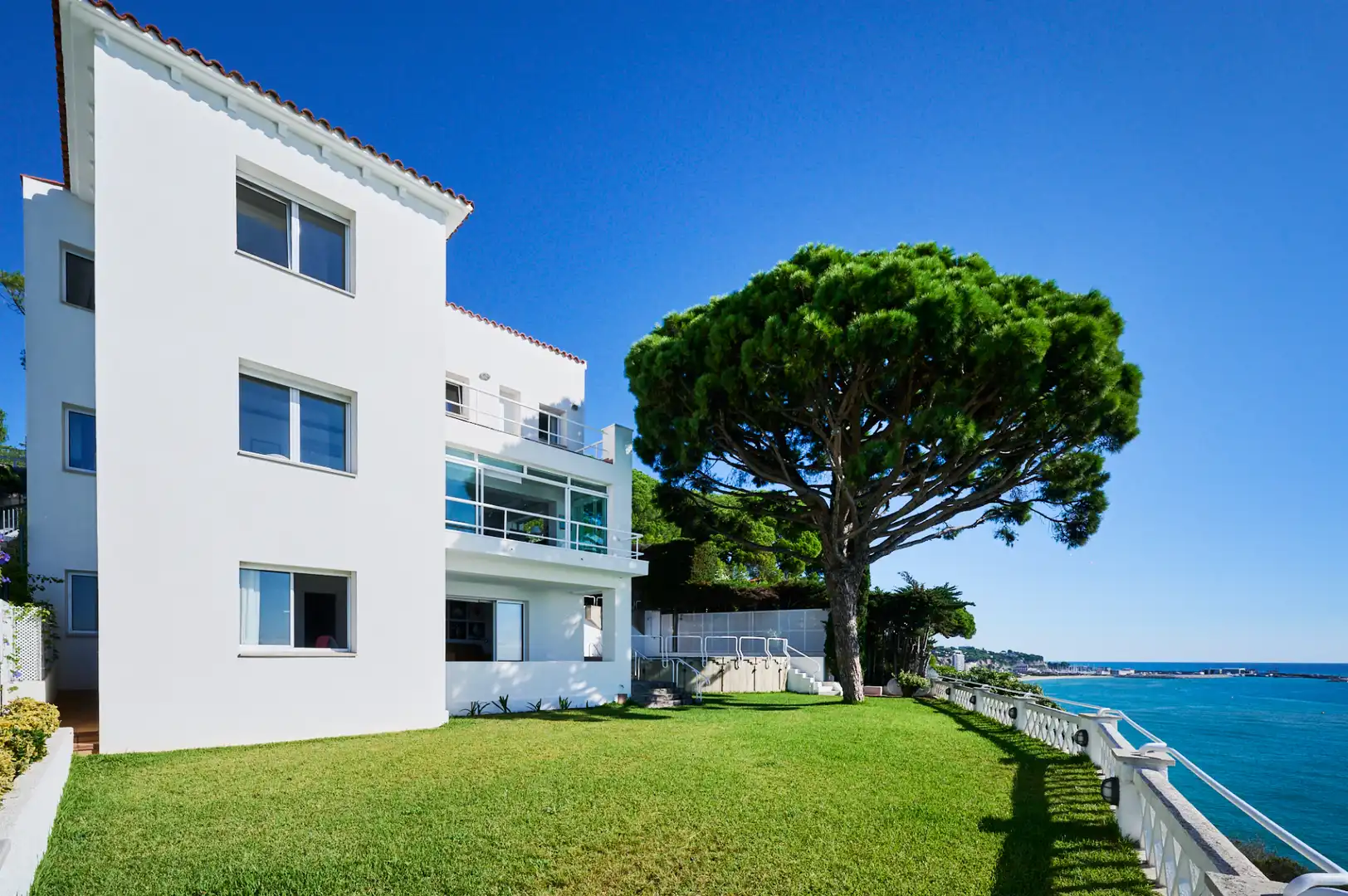 Vista exterior de Casa o xalet en venda en Arenys de Mar amb Aire condicionat, Calefacció i Jardí privat