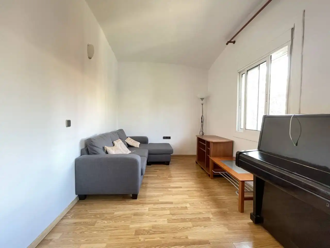 Sala d'estar de Pis en venda en Barcelona amb Parquet i Moblat