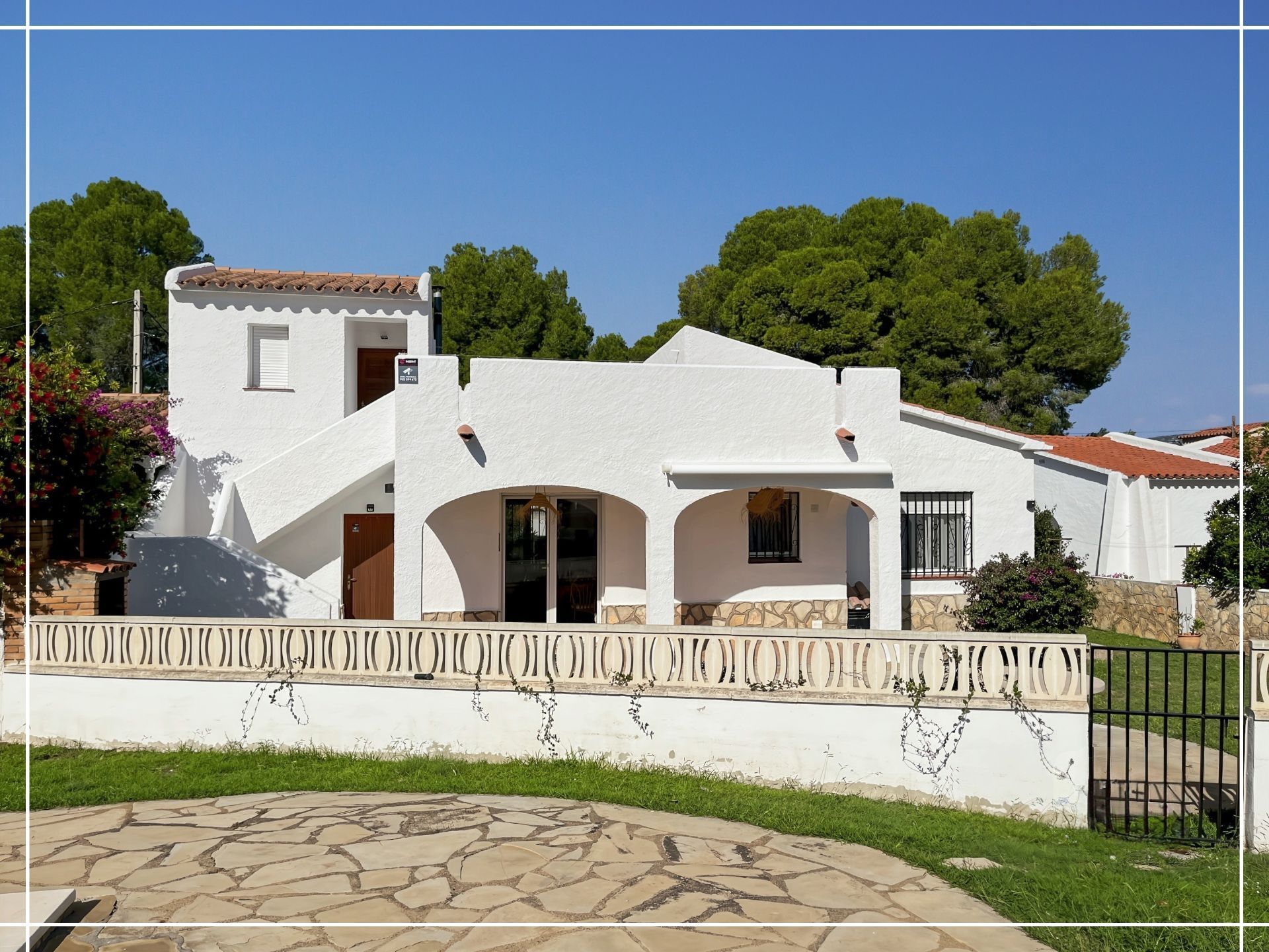 Vista exterior de Casa o xalet en venda en Mont-roig del Camp amb Aire condicionat, Calefacció i Jardí privat