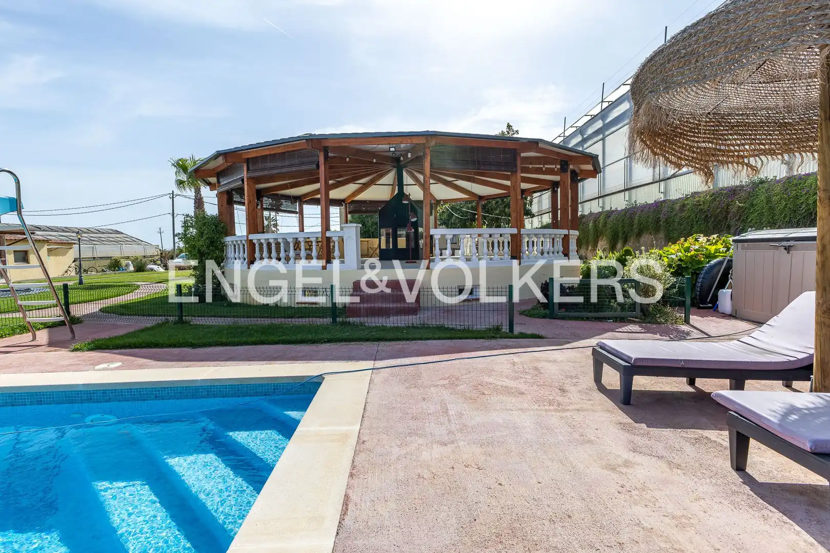 Swimming pool of Houses for rent in El Masnou  with Air Conditioner, Heating and Furnished