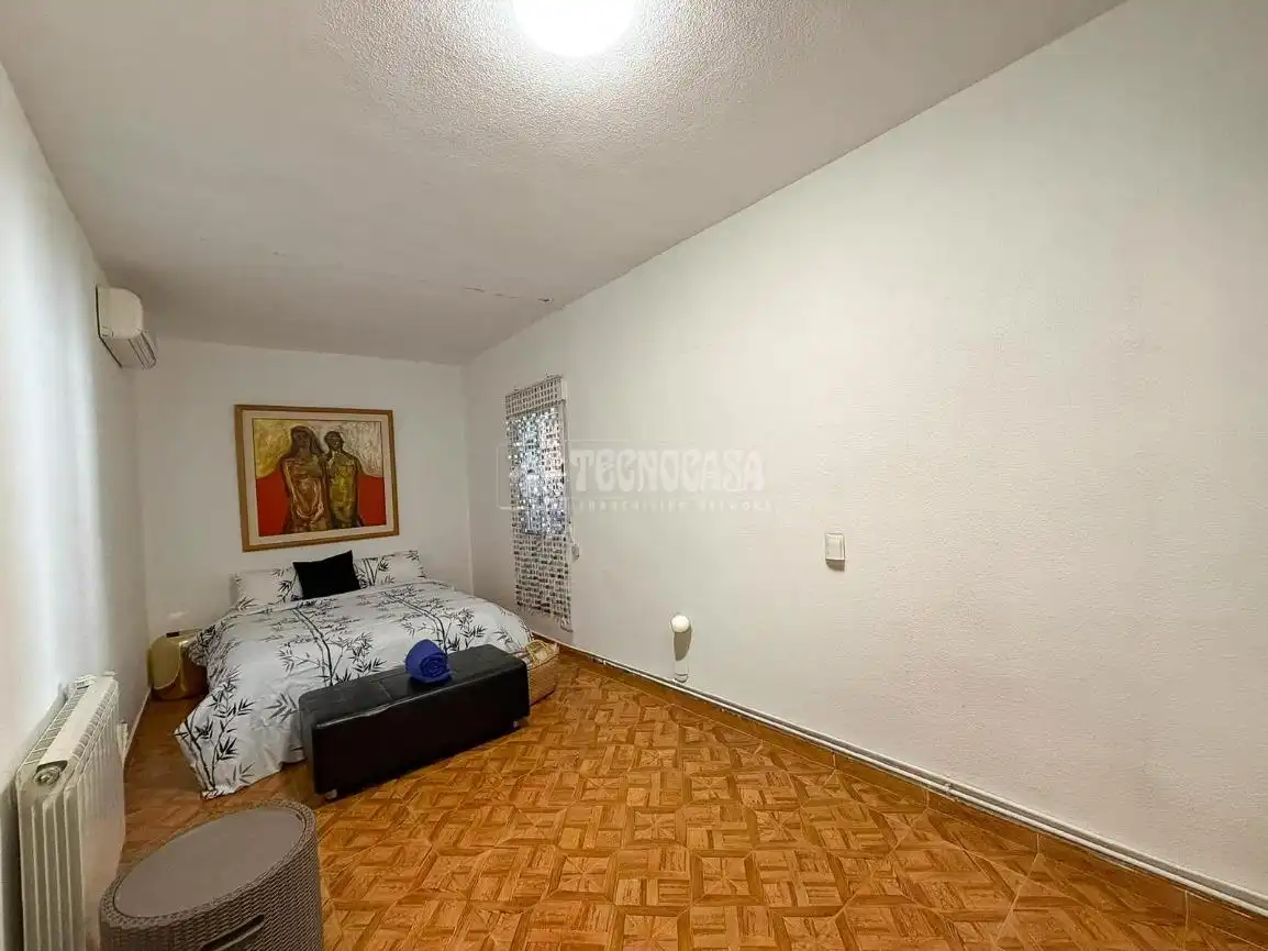 Dormitori de Casa o xalet en venda en Villa del Prado amb Aire condicionat i Piscina