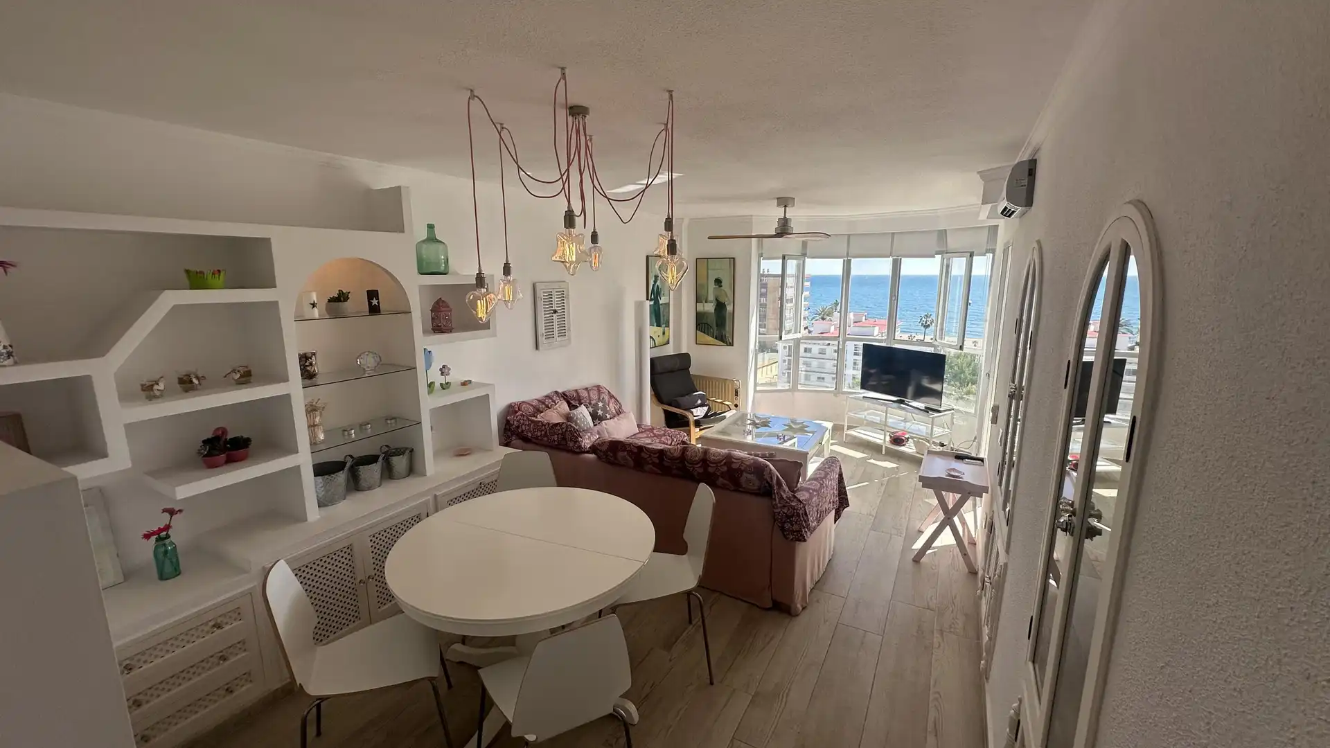 Sala d'estar de Apartament de lloguer en Fuengirola amb Jardí privat i Piscina comunitària