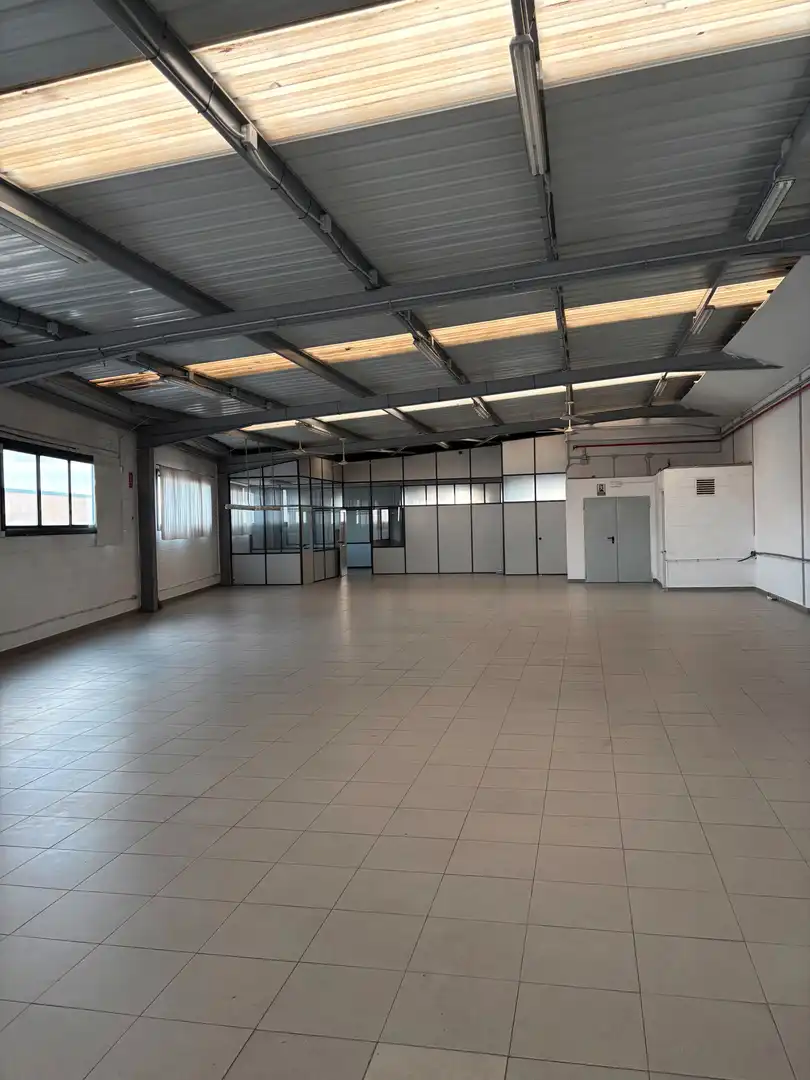 Nau industrial amb ascensor en venda a Carrer Josep Calvet, imagen 18