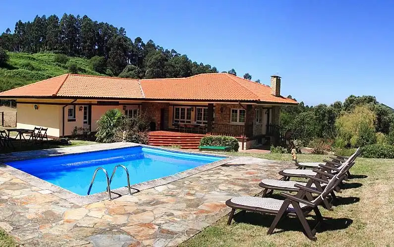 Piscina de Casa o xalet en venda en Berango amb Calefacció