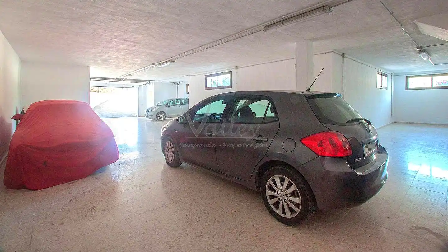 Aparcament de Finca rústica en venda en Estepona amb Jardí privat, Terrassa i Traster