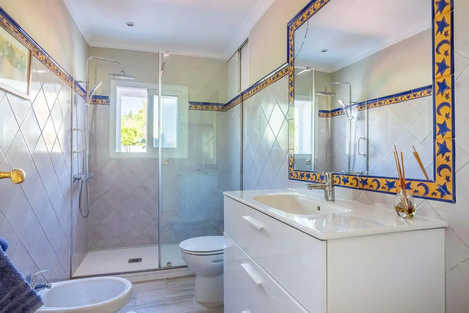 Badezimmer von Haus oder Chalet zum Verkauf in Tomares mit Klimaanlage, Heizung und Privatgarten