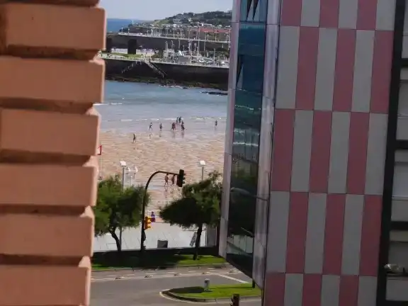 Außenansicht von Wohnungen zur Miete in Gijón  mit Balkon