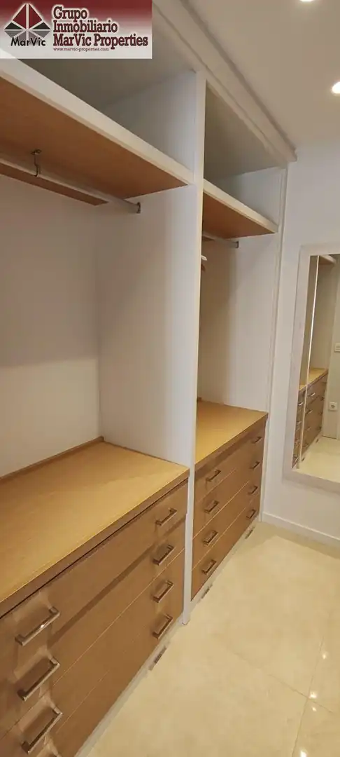 Dormitori de Casa o xalet en venda en Benidorm amb Aire condicionat i Jardí privat