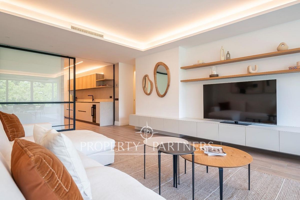 Living room of Apartment for sale in  Madrid Capital  with Air Conditioner, Heating and Furnished